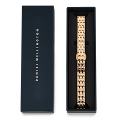 Daniel Wellingtonのネイビー専用ボックスに収められた5-Link Strap Rose Gold。ギフトとしてそのままお贈りいただけるパッケージで、ローズゴールドの5連リンクストラップが黒いクッションの上に美しく配置されています。
