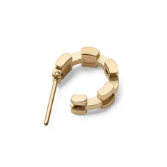 3-Link Earrings Goldを斜めから捉えた単体画像です。ピンポスト部分やヒンジ構造が確認でき、連結されたリンクパーツの厚みや質感、ゴールドメッキのなめらかな仕上がりをご覧いただけます。