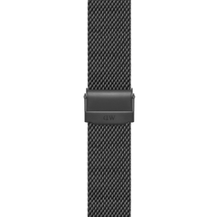 スマートウォッチストラップ「Smartwatch Strap Sandblasted Mesh Black」のバックル部分をクローズアップした画像です。マットなブラック仕上げのクラスプ表面にはDaniel Wellingtonのロゴが刻印され、緻密に編み込まれたメッシュの質感が細部まで確認できます。