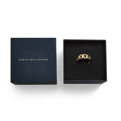 ダニエルウェリントンのChunky Chain Ring Goldが、ネイビーの専用ギフトボックスに収められた状態です。贈り物に最適な上品なパッケージとゴールドリングの組み合わせとなっています。