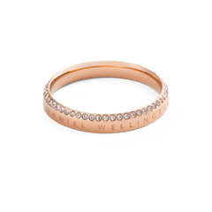 Classic Aura Ring ローズゴールドを斜めから捉えた一枚です。バンドの側面にはDaniel Wellingtonのロゴが刻印され、エッジに沿ってホワイトキュービックジルコニアが途切れることなく輝いています。