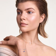 S925スターリングシルバーのCharms Chain Braceletに、ブルーの誕生石チャームをあしらったスタイリングです。ハートチャームのネックレスやスタッドピアスと合わせることで、シルバーアクセサリーの重ねづけを楽しめます。統一感のあるコーディネートが魅力です。