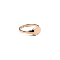 Classic Mini Signet Ring Rose Goldを斜めから捉えた画像です。リングの内側に刻印が見え、楕円形のフェイスからアームにかけて流れるなめらかな曲線とローズゴールドの美しい輝きが際立っています。
