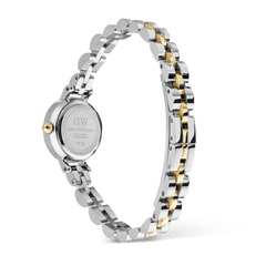 Petite Mini Arch 3-Link Two Tone Goldの裏蓋側から撮影した画像です。Daniel Wellingtonのロゴが刻印されたケースバックとゴールドのリューズ、シルバーとゴールドが交互に連なるポリッシュ仕上げの3リンクブレスレットの全体が確認できます。