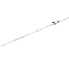 ミレル ソリテール ネックレス シルバーの留め具部分をクローズアップした画像です。ロブスタークラスプとDaniel Wellingtonのロゴが刻印されたシルバーブランドプレート、そしてアジャスターリングの細部まで確認できます。