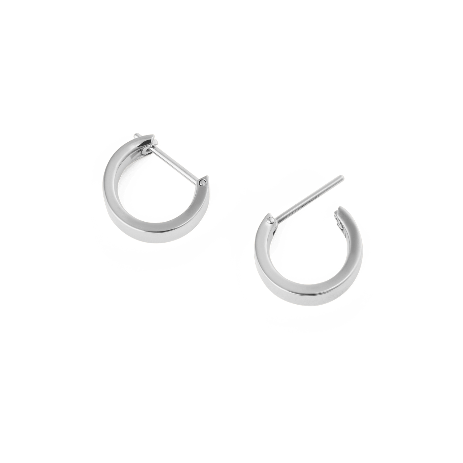Daniel WellingtonのLine Earrings ポリッシュシルバー（3.5mm）のペア全体を撮影した画像です。白背景に並べられた2つのミニフープピアスは、フラットなシルバー仕上げの直線的なエッジとラッチバック式のピンが特徴です。