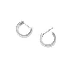 Daniel WellingtonのLine Earrings ポリッシュシルバー（3.5mm）のペア全体を撮影した画像です。白背景に並べられた2つのミニフープピアスは、フラットなシルバー仕上げの直線的なエッジとラッチバック式のピンが特徴です。