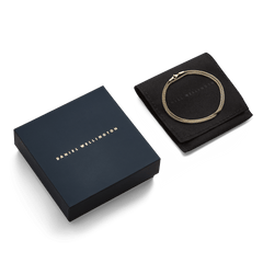 Tide Mesh Necklace Gold 1.8をブランドロゴ入りのダークネイビーギフトボックスとブラックのスエード調ポーチとともに並べた画像です。ゴールドのメッシュチェーンがポーチの上に優雅に配置され、贈り物にぴったりの上品なパッケージングとなっています。