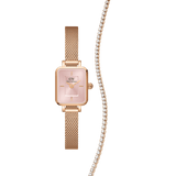 Daniel Wellington Quadro Mini Blush ローズゴールドメッシュストラップ付きスクエアウォッチと、クリスタルが一列に連なるテニスネックレスのギフトセットを白背景に並べた商品画像。