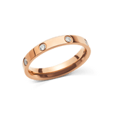 Daniel Wellington Classic Lumine Ring Rose Goldを斜めから撮影した画像です。磨き上げられたローズゴールドのリングに、ベゼルセッティングのキュービックジルコニアが等間隔に配された、幅4mmの細身デザインです。