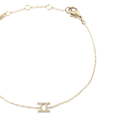 クリスタル Zodiac Chain Bracelet Goldの双子座モチーフを拡大した商品画像です。ゴールドチェーンに沿って配された双子座のシンボルをあしらったクリスタルが繊細に輝き、ロブスタークラスプやアジャスター部分のゴールド仕上げもご確認いただけます。