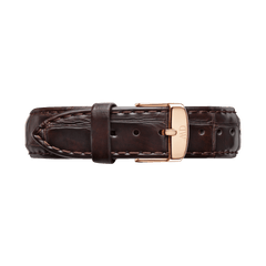 Daniel Wellington Yorkのストラップを正面から撮影した製品画像です。ダークブラウンのクロコ型押しレザーに同色のステッチが施され、ローズゴールドのバックルとループが上品なアクセントとなっています。