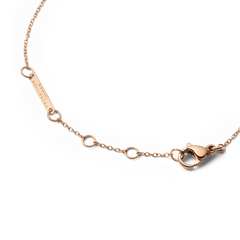 Audrey Bracelet Black Agathe Rose Goldのクラスプ部分を拡大した写真です。ローズゴールドのロブスタークラスプとサイズ調節リング、Daniel Wellingtonの刻印が入ったブランドプレートが確認でき、チェーンの細部まで丁寧に仕上げられていることがわかります。