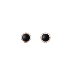 Daniel Wellington Audrey Earrings Black Agathe Rose Goldのスタッドピアス。ドーム型にカットされた黒メノウをホワイトキュービックジルコニアのハローセッティングが縁取り、ローズゴールドの台座が上品な温かみを演出します。