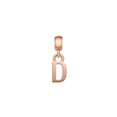 ダニエルウェリントンのレターチャーム「D」ローズゴールド。滑らかなポリッシュ加工のローズゴールドカラーが、白い背景に美しく映えます。ベイル部分のリングを通してチェーンに取り付けられるデザインです。