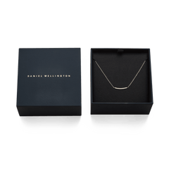 ダニエルウェリントンのギフトボックスに収められたMirelle Eternity Necklace Goldです。ダークネイビーのボックスには蓋にブランドロゴがゴールドで刻印され、内側にはキュービックジルコニアが輝くゴールドネックレスが丁寧にセットされています。
