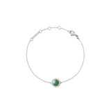 ダニエルウェリントン Audrey Bracelet Jade Silverの全体像。細身のシルバーチェーンの中央に、ドーム型の翡翠カボションが配され、その周囲をキュービックジルコニアのヘイローが彩ります。ロブスタークラスプとサイズ調節リングも確認できます。
