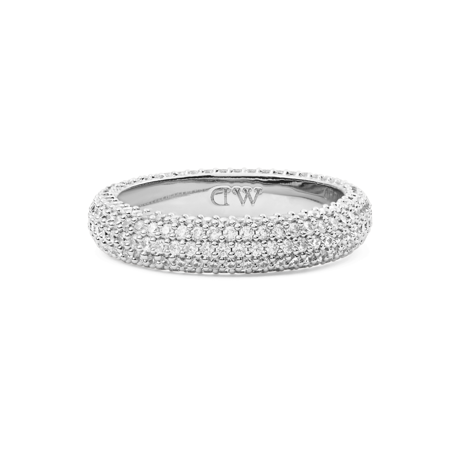 Daniel Wellington Pavé Ring Silver 5mmをやや上方から撮影した画像です。複数列に密にセットされたキュービックジルコニアの輝きと、バンドの質感が際立ちます。また、内側にはブランドロゴが刻印されています。