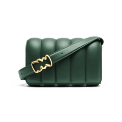 ダニエルウェリントンのSadie Bag Greenを正面から撮影した画像です。深みのあるグリーンレザーに、縦のパフキルティングを施したクロスボディバッグ。ストラップにはウェーブモチーフのゴールドバックルがあしらわれています。