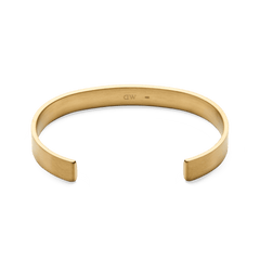 Line Cuff Brushed Goldの内側を捉えたアングルの商品画像です。バンドの内側にはDaniel Wellingtonの刻印が施され、滑らかなカーブの仕上がりがご覧いただけます。