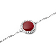 Audrey Bracelet Red Agathe Silverのチャーム部分をクローズアップした写真です。ドーム型にカットされた深紅の赤メノウを、ホワイトキュービックジルコニアのヘイローが彩ります。シルバーチェーンの細やかなリンクもご覧いただけます。