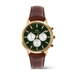 Daniel WellingtonのIconic Chronograph St Mawes Emerald Panda Goldです。エメラルドグリーンの文字盤に3つのホワイトサブダイヤルを配したゴールドケースと、ステッチ入りのブラウンレザーストラップの組み合わせが特徴です。
