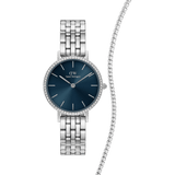 Daniel WellingtonのPetite Bezel Arcticギフトセット。クリスタルベゼルをあしらったシルバーケースの腕時計と、クリスタルが均一にセットされたシルバーのテニスネックレスのセットです。深みのあるブルーのサンレイダイヤルと5連のリンクブレスレットが、上品な印象を演出します。