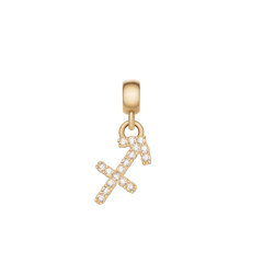 いて座のシンボルをモチーフにしたCrystal Zodiac Charm Gold。矢のデザインに沿ってキュービックジルコニアが丁寧にセットされ、ゴールドのベイル部分とともに白背景で撮影した商品画像です。