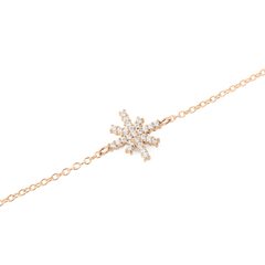 Mirelle Star Bracelet Rose Goldのスターモチーフ部分をクローズアップした画像です。八方に伸びる光芒に沿ってホワイトキュービックジルコニアが爪留めされており、繊細なローズゴールドチェーンとの美しい調和が際立ちます。