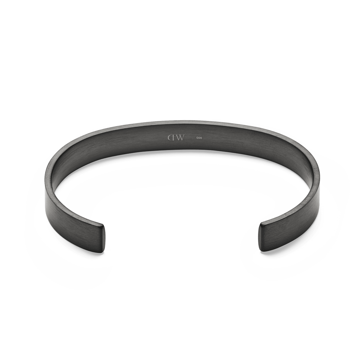 Daniel Wellington Line Cuff Brushed Graphiteの内側を捉えたアングルです。ブレスレットの内面に刻印されたロゴと、オープンカフの開口部のフォルムがご覧いただけます。