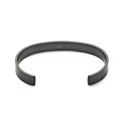 Daniel Wellington Line Cuff Brushed Graphiteの内側を捉えたアングルです。ブレスレットの内面に刻印されたロゴと、オープンカフの開口部のフォルムがご覧いただけます。