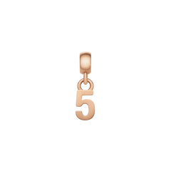 ダニエルウェリントンのNumber Charm Rose Goldは、数字の「5」をモチーフにしたコンパクトなパーソナライズチャームです。ステンレススチールにローズゴールドのポリッシュ加工を施し、丸みを帯びたベイルとリングで吊り下げるデザインとなっています。