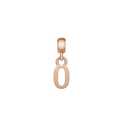 ローズゴールドのPVDメッキを施したDaniel Wellington Letter Charm Rose Goldの「O」は、丸みを帯びた楕円形のシルエットが柔らかな印象を演出。白い文字盤に映える温かな光沢が魅力です。