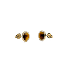 タイガーアイのグラデーションが美しいAudrey Earrings Tiger Eye Goldのペアを斜めから撮影した画像です。キャメルからブラウンへと変化する縞模様と、ホワイトキュービックジルコニアの繊細な輝き、バタフライキャッチのディテールが確認できます。
