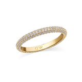 Daniel Wellington Gold Pave Ring。3列に密にセットされたクリスタルがバンド全体を覆い、内側にはブランドロゴが刻印されています。