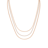 Daniel WellingtonのStaple Necklace Set ローズゴールド 3連ネックレス。フラット、ツイスト、ボックスの3種類のチェーンが異なる長さで重なり、繊細なレイヤードスタイルをお楽しみいただけます。