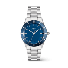 白背景に正面から撮影したIconic Paradigma Link Blue Enamel Silverの全体像です。ブルーエナメルのベゼルとダイヤルが一体となった深い青と、ポリッシュとブラッシュド仕上げを組み合わせたシルバーの3リンクブレスレットのコントラストが印象的なモデルです。