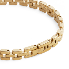 Daniel Wellington 3-Link Bracelet Goldの裏側を捉えたアングルで、リンク同士の連結部分やクラスプ付近に刻印されたブランドロゴが確認できるディテールショットです。