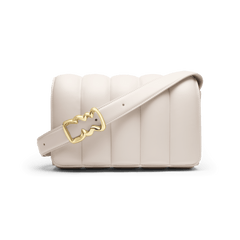 Daniel WellingtonのSadie Bag Crèmeです。クリーム色のレザーに施された縦のパフキルティングが立体感を演出し、ウェーブモチーフのゴールドバックルが上品に映えるクロスボディバッグです。