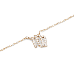 ダニエルウェリントンのCrystal Zodiac Chain Necklaceにあしらわれた乙女座モチーフのペンダント部分をクローズアップ。一粒ずつ爪留めされたクリスタルが輝くゴールドの星座シンボルと、細身のチェーンのディテールが際立ちます。