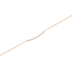 ミレル エタニティ ネックレス ローズゴールドのバー部分をクローズアップした画像です。ホワイトキュービックジルコニアが爪留めで一列に並び、細やかなローズゴールドのチェーンと繋がるディテールがご覧いただけます。
