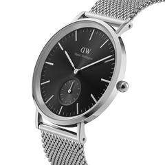 Classic Multi-Eye Sterling Onyxを斜めから捉えたクローズアップ画像。サンレイ仕上げのブラックダイヤルに浮かぶギョーシェ模様のスモールセコンド、シルバーのバーインデックスとポリッシュ加工のケースの質感が際立つアングルです。