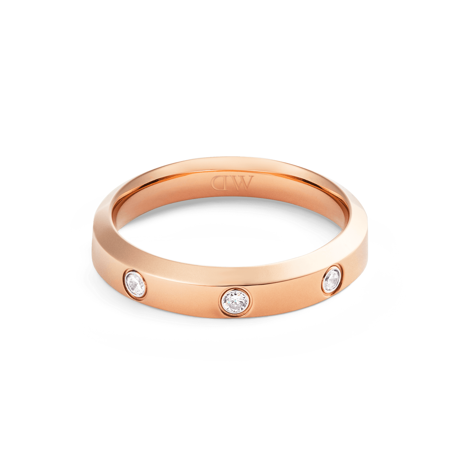 白背景で撮影したClassic Lumine Ring Rose Gold 4mmの俯瞰画像。ローズゴールドのリング内側にはブランドロゴの刻印が施され、外周にはベゼルセッティングのキュービックジルコニアが3石あしらわれています。