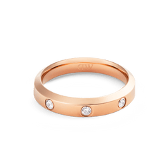 白背景で撮影したClassic Lumine Ring Rose Gold 4mmの俯瞰画像。ローズゴールドのリング内側にはブランドロゴの刻印が施され、外周にはベゼルセッティングのキュービックジルコニアが3石あしらわれています。