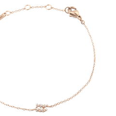 かに座モチーフのCrystal Zodiac Chain Bracelet Rose Goldを斜めから撮影した接写画像です。ローズゴールドのチェーンが優雅な弧を描き、爪留めされたクリスタルのかに座チャームやロブスタークラスプの質感が細部まで確認できます。