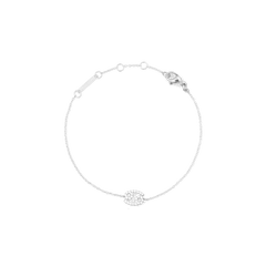 白い背景に円形に広げて置かれたCrystal Zodiac Chain Bracelet Silverの俯瞰画像です。かに座モチーフのキュービックジルコニアペンダントやアジャスターリング、ブランドロゴ入りプレートが確認できます。