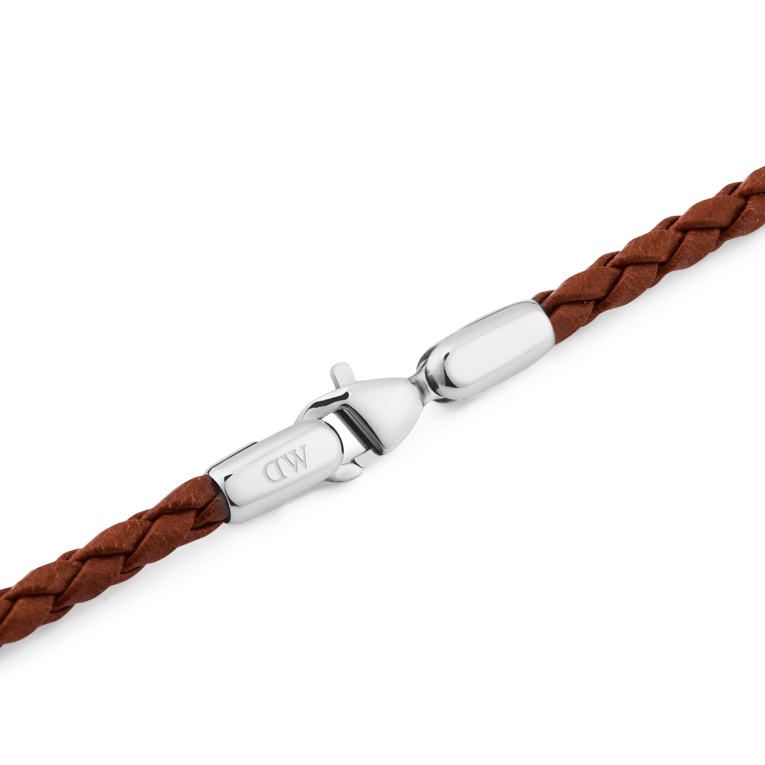 Daniel Braided Leather Bracelet St Mawes 2.8 Silverのシルバーカラーのロブスタークラスプ部分を拡大した画像です。クラスプにはDaniel Wellingtonのロゴが刻印されており、編み込みレザーとの接続部分がコンパクトに仕上げられている様子がご覧いただけます。