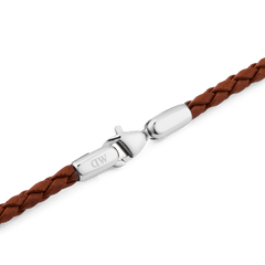 Daniel Braided Leather Bracelet St Mawes 2.8 Silverのシルバーカラーのロブスタークラスプ部分を拡大した画像です。クラスプにはDaniel Wellingtonのロゴが刻印されており、編み込みレザーとの接続部分がコンパクトに仕上げられている様子がご覧いただけます。