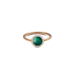 ダニエルウェリントン Audrey Ring Malachite Rose Goldの正面画像。ドーム型にカットされた深みのあるグリーンのマラカイトを、ホワイトキュービックジルコニアのヘイローが取り囲み、細身のローズゴールドバンドにセットしたデザインです。