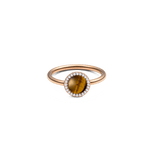 ダニエルウェリントン Audrey Ring Tiger Eye Rose Goldの正面画像。ドーム型のタイガーアイを中央に配置し、ホワイトキュービックジルコニアのヘイローが彩る細身のローズゴールドリングです。